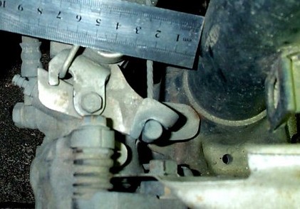 A view from above of the custom handbrake actuator lever extension made from an old drum brake actuator lever, which bolts to the calipers handbrake cable mounting.