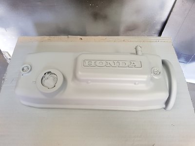 Primed valve cover